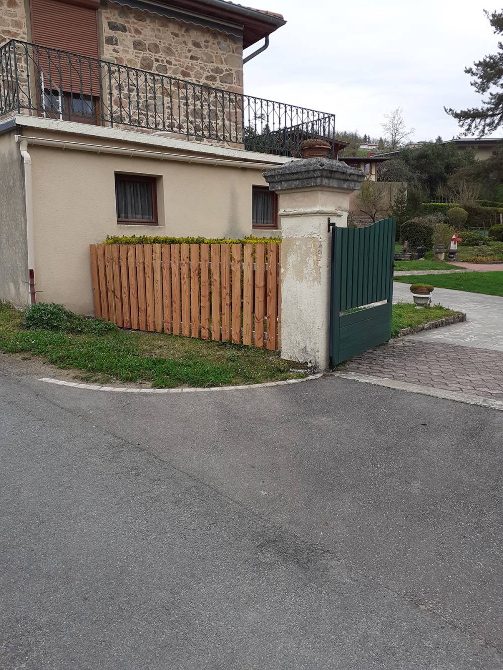 Changement d'une cloture en bois pour du bois et acier galvanisée à St Igny de Vers