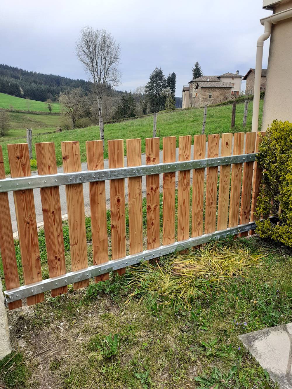 Changement d'une cloture en bois pour du bois et acier galvanisée à St Igny de Vers