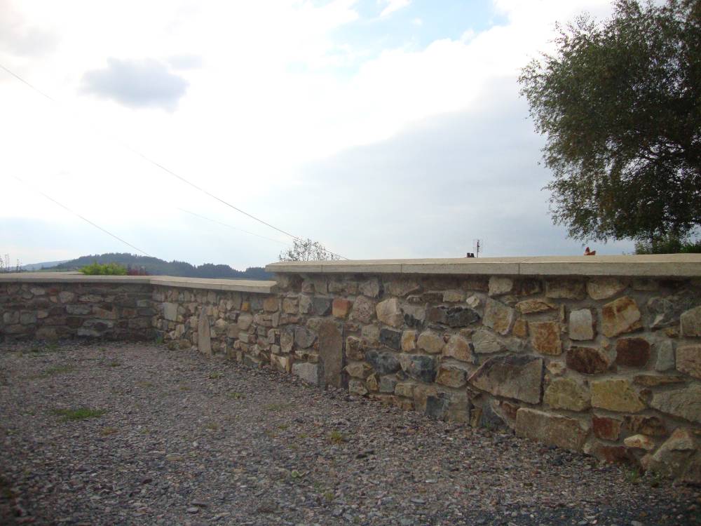 Construction d'un mur en pierre à Propières