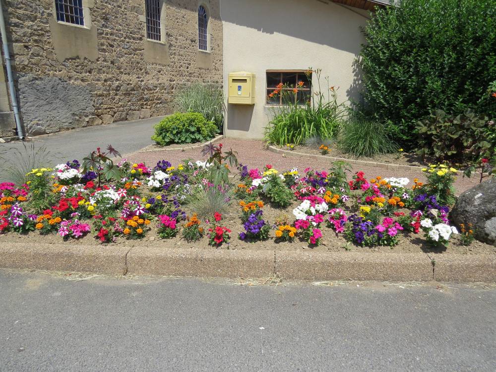 Entretien fleurs et arbustes mairie de St Clément de vers