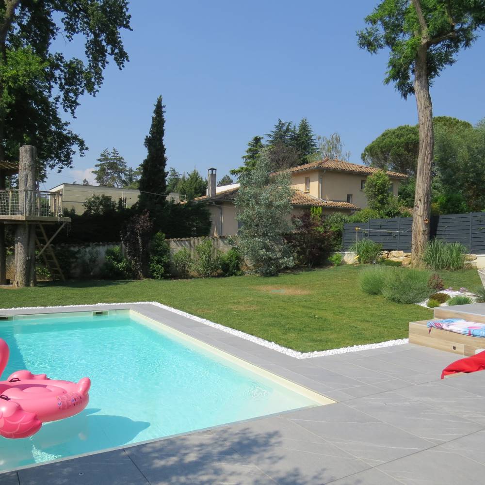 Contour piscine après